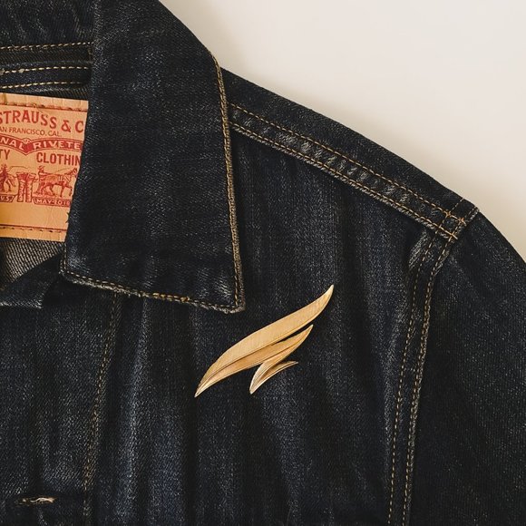 Crown Trifari Vintage Gold Tone Abstract Sleek Leaf Line Ribbon Textured Brooch - Picture 8 of 9